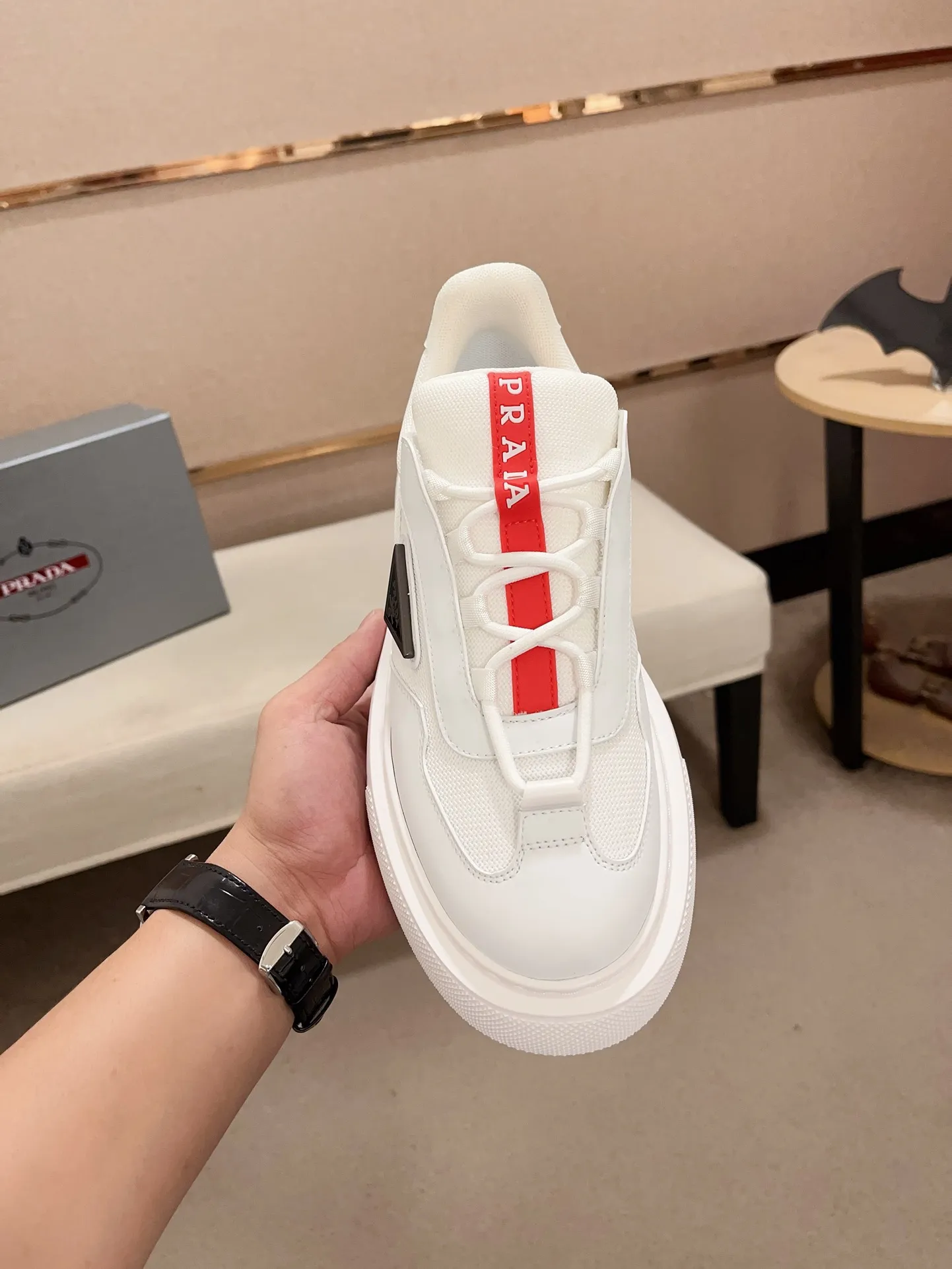 Men's shoes 💰 580💰 ✔️✔️✔️High-quality new PRADA counters are launched at the same time. The new men's shoes and 😘fabrics are selected from first-layer cowhide and are made by pure handicrafts. Lining: Full cowhide lining. 👍🏿 High-end ☄️ air-cushion molded anti-slip rubber outsole, exquisite lines, simple and elegant, comfortable and high-end for leisure travel. Code number: 38 to 44